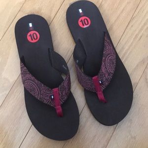 NWT Tommy Hilfiger Sandals Magenta Size 10